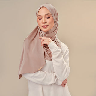 Inaya in Walnut
