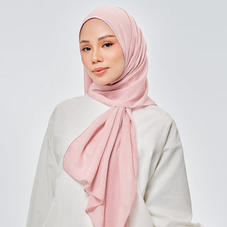 Pink Lemonade Suri Signature hijab by TudungPeople, featuring vibrant pink and yellow lemon print fabric.