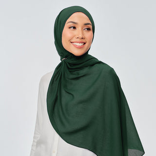 TudungPeople Suri in Verdant signature hijab with vibrant green fabric and intricate design, displayed on a mannequin.
