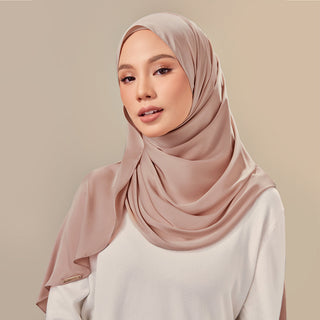 Inaya in Walnut