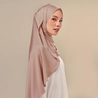 Inaya in Walnut